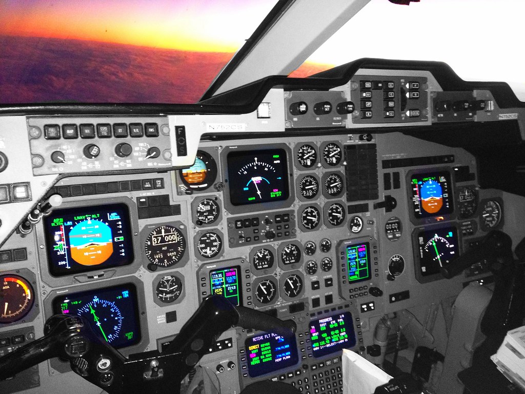 Hawker 800XP cockpit with BendixKing MST-67A transponder